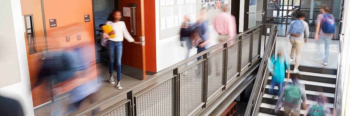Ansicht eines belebten Schulkoridors