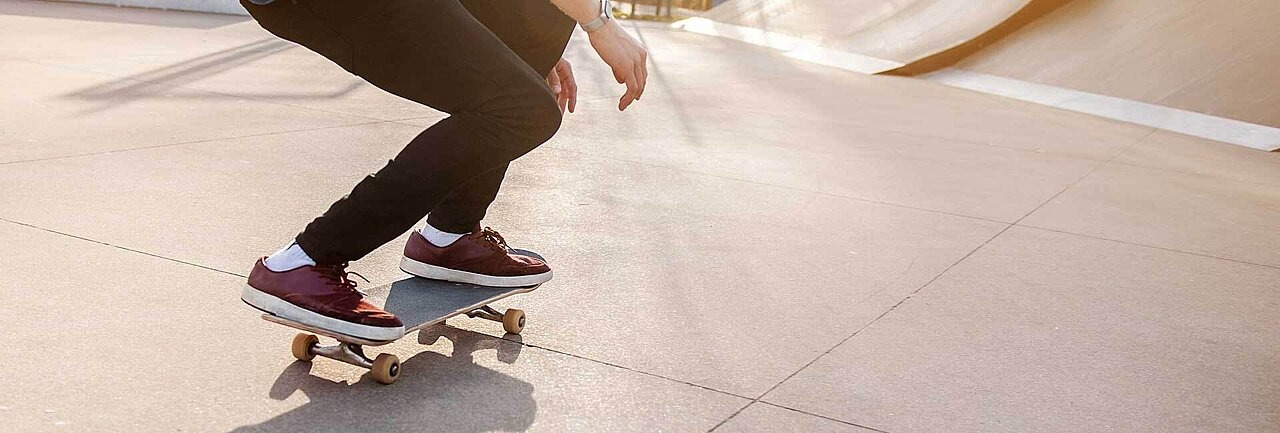 Nahaufnahme von einem Jungen auf einem Skateboard
