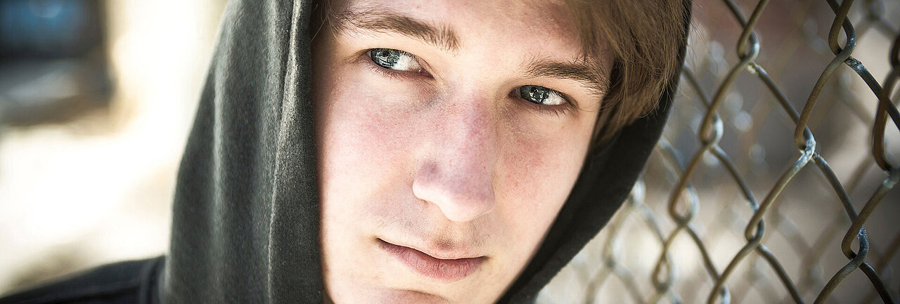 Nahaufnahme von Teenager mit schwarzem Hoodie