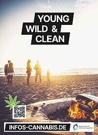 Plakatmotiv mit jungen Menschen an einem Strand bei Sonnenuntergang mit einem Lagerfeuer im Vordergrund