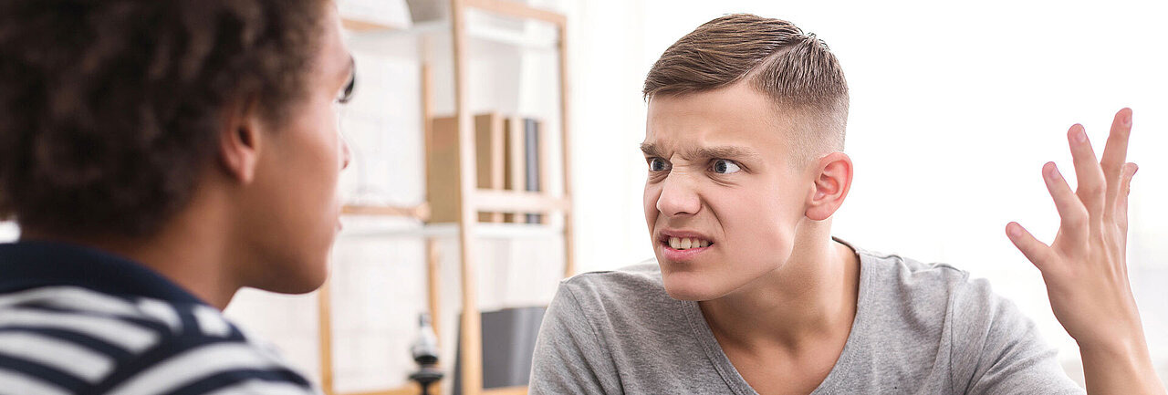 Zwei männliche Teenager haben eine Meinungsverschiedenheit