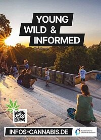 Plakatmotiv mit jungen Menschen bei Sonnenuntergang auf einer Treppe, die zu einem Park führt