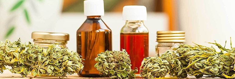 Eine Ansammlung verschiedener Cannabisprodukte