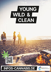 Plakatmotiv mit jungen Menschen an einem Strand bei Sonnenuntergang mit einem Lagerfeuer im Vordergrund