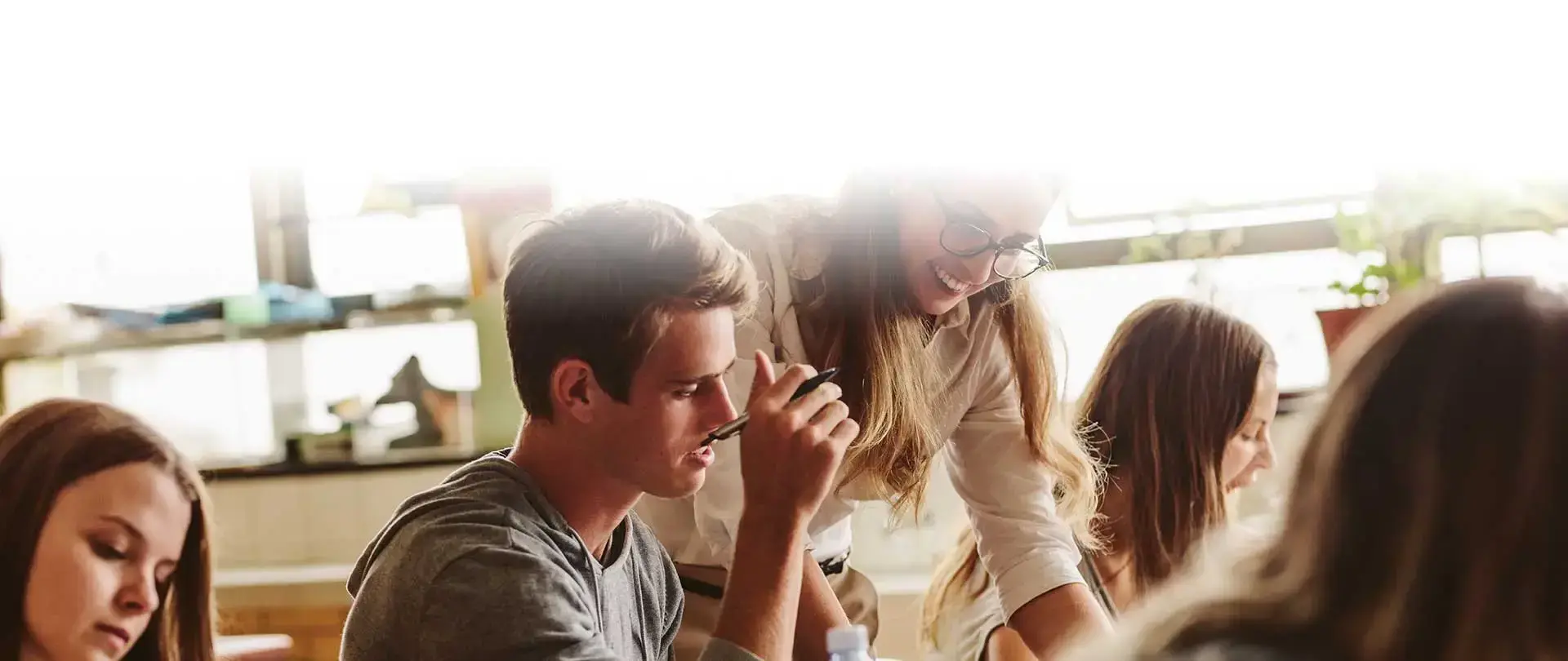 Cannabisprävention: Fakten über Cannabis Hintergrundgrafik im Kopfbereich