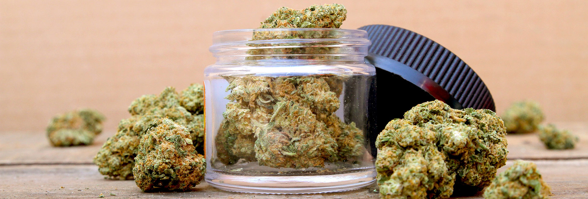 Getrocknete Cannabisblüten in einem Einmachglas