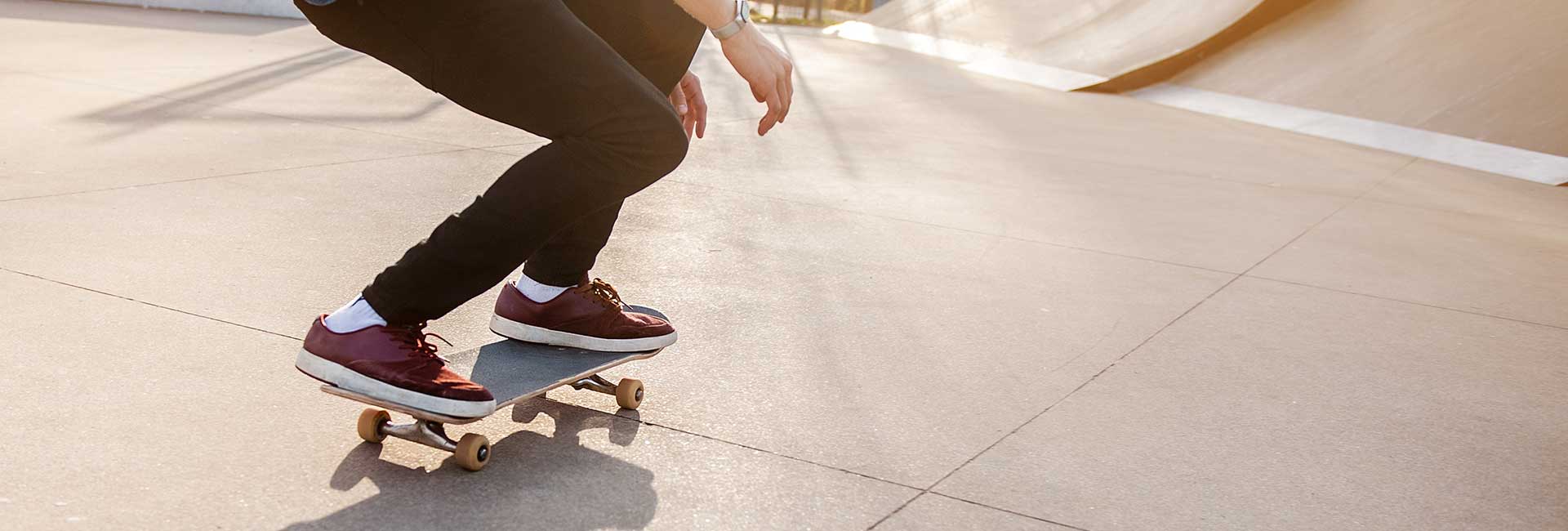 Cannabis: Was erhöht das Risiko? Nahaufnahme von einem Jungen auf einem Skateboard