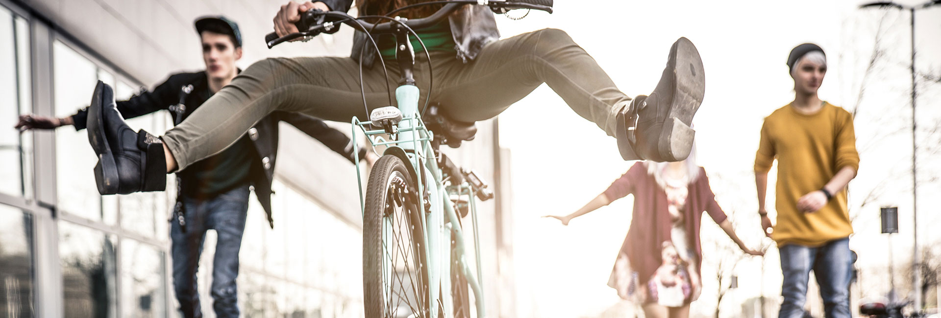 Moodbild "Es geht auch anders: WIE willst DU leben?" Gruppe von Teenagern auf Fahrrad und Skateboards