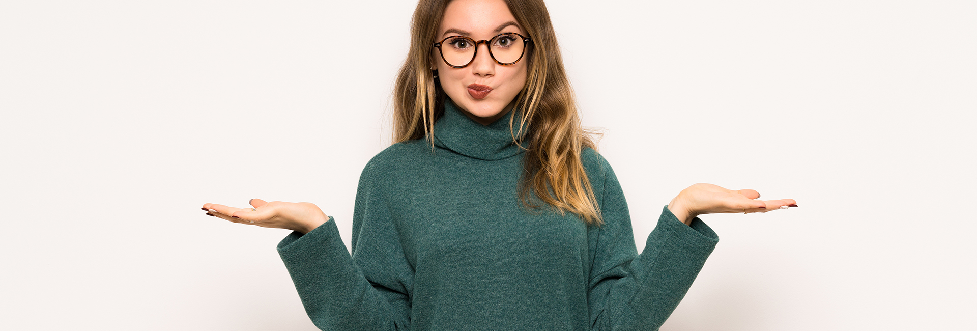 Junges Mädchen mit Brille schaut fragend in die Kamera